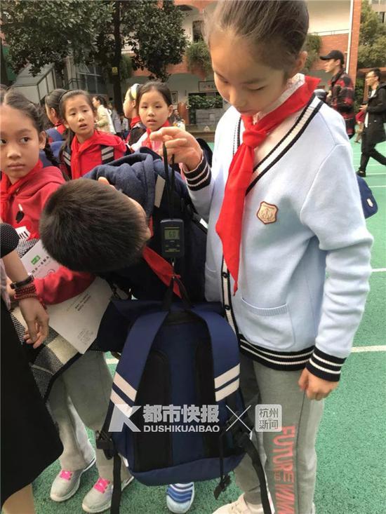 这个四年级女生的书包为什么这么重?