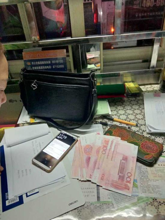 六七个老邻居恋恋不舍地把蒋阿姨送到了140路马市街公交站。