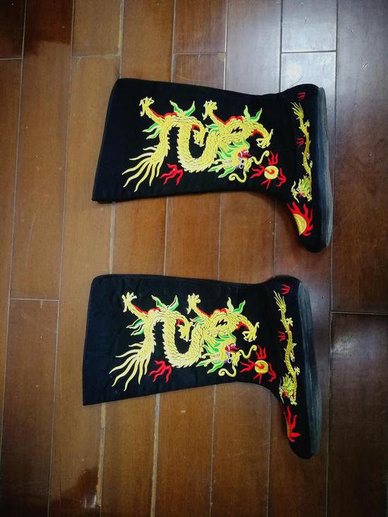 黄师傅的这套服装有金丝龙型绣花十分别致,当时买来就花了4000多元。
