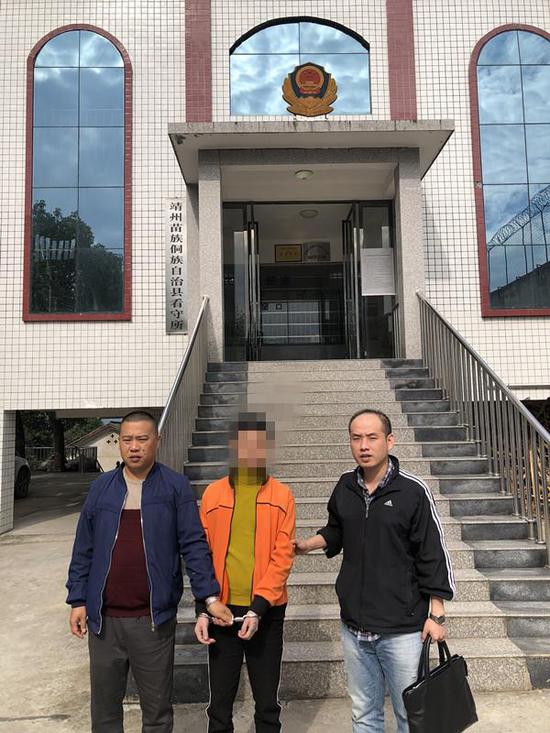 小覃看到杭州临安来的民警,明白了是时候为以前做的错事承担相应的后果了。