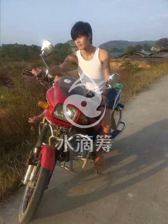 卢金华摔伤之前,年轻帅气