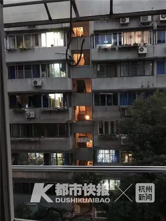 (从对面楼一户反对加装电梯人家窗口望过去的场景)