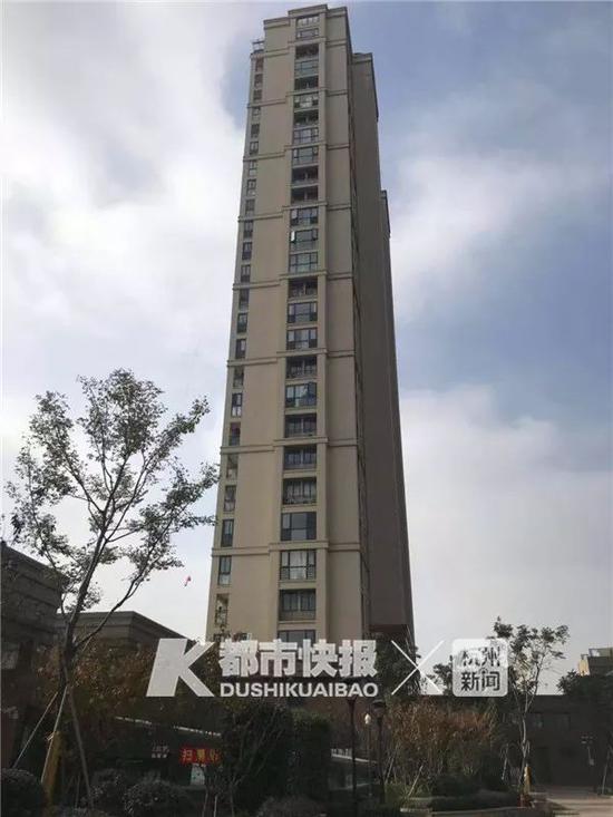 杭州5岁男童从21楼坠下 邻居说:隔壁在装修门