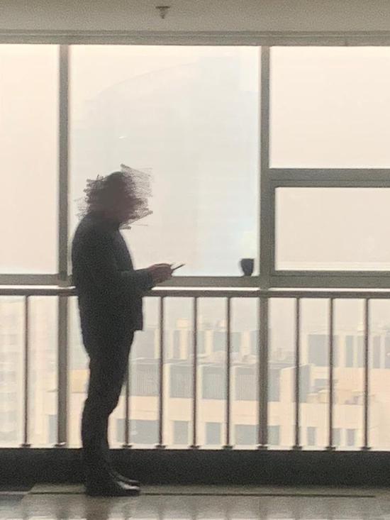 ▲有人正在楼梯口抽烟
