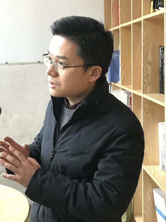 李盛鑫接受钱江晚报记者采访