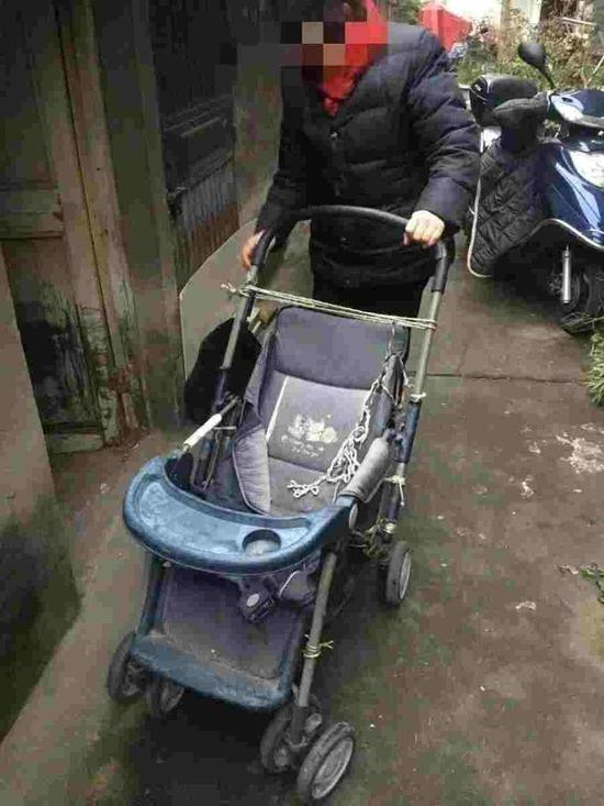 楼阿姨推着改造的婴儿车卖鸡蛋替儿子还债