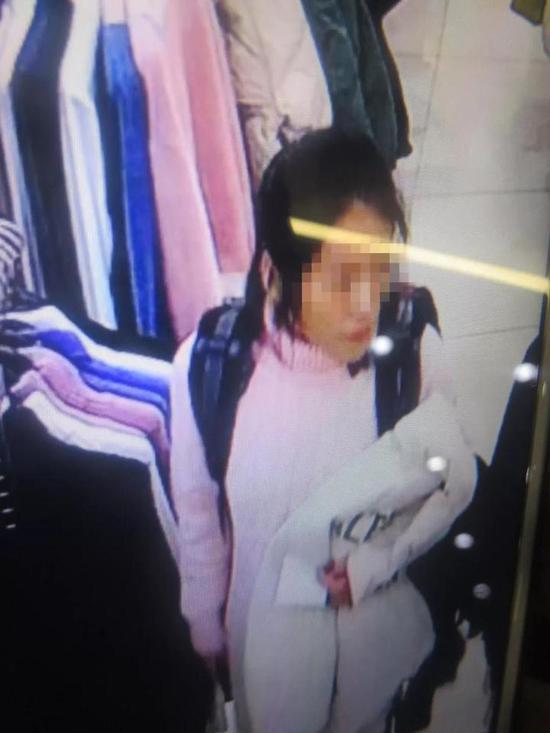 此后,胡老板要求全体员工留意监控中的女子。
