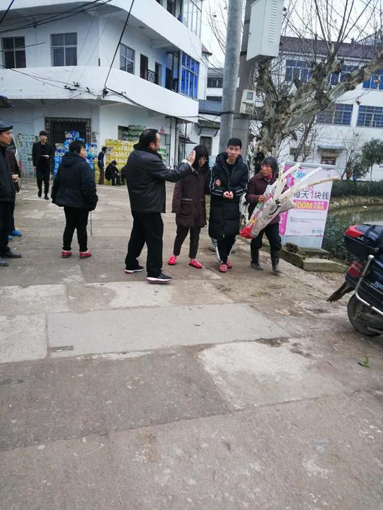 浙江衢州：汽车冲进水塘 村民合力救起落水人员。 衢江宣传部提供