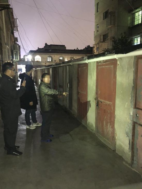 图为指认现场。定海警方提供