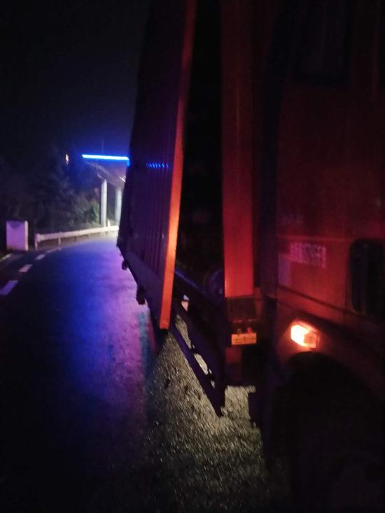 图为遗失布匹的货车。 嘉兴高速供图