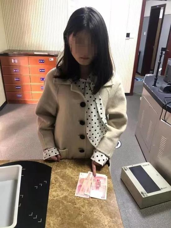 小黄若无其事,在小金家住了一晚才离开。