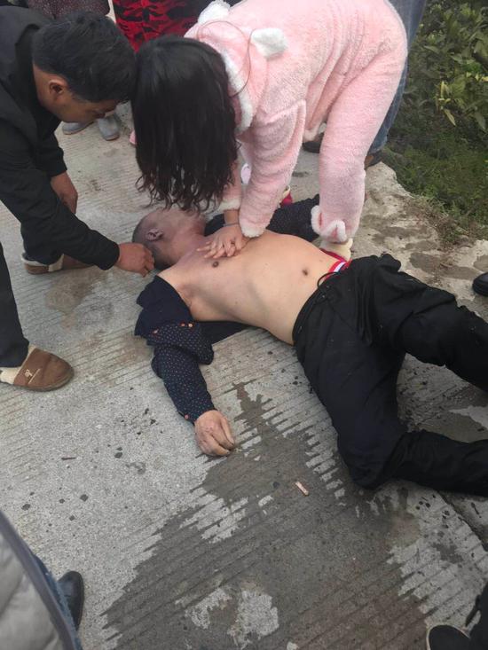 图为:女子对司机进行心肺复苏急救。临海市委宣传部供图