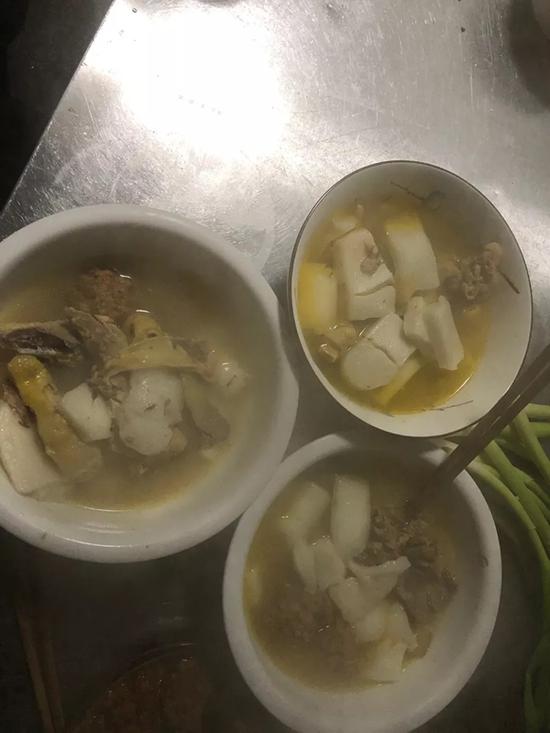 汪建烧了一锅汤年糕给大家做晚饭。警方供图