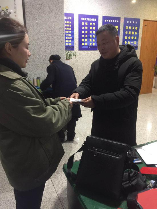 失主前来领包 奚金燕 摄