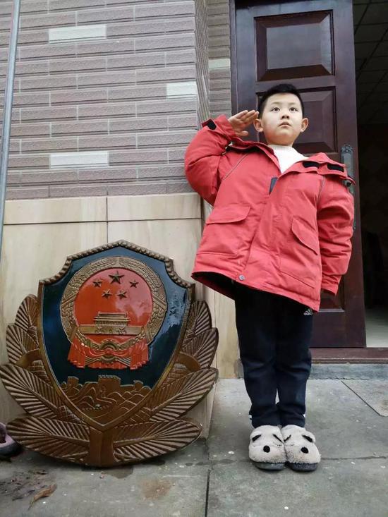 图为:8岁“警二代”用压岁钱从废品站淘回一块旧警徽 玉环公安供图