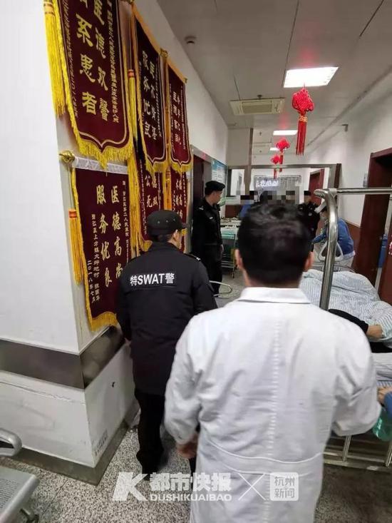 一时间,这支穿警服的护送小队在医院里颇为引人瞩目。
