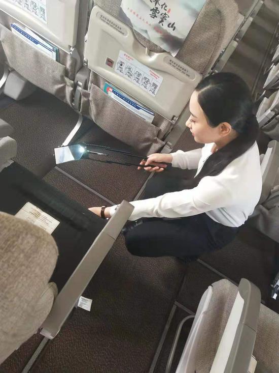 图为秦洁在舱前检查。受访者提供