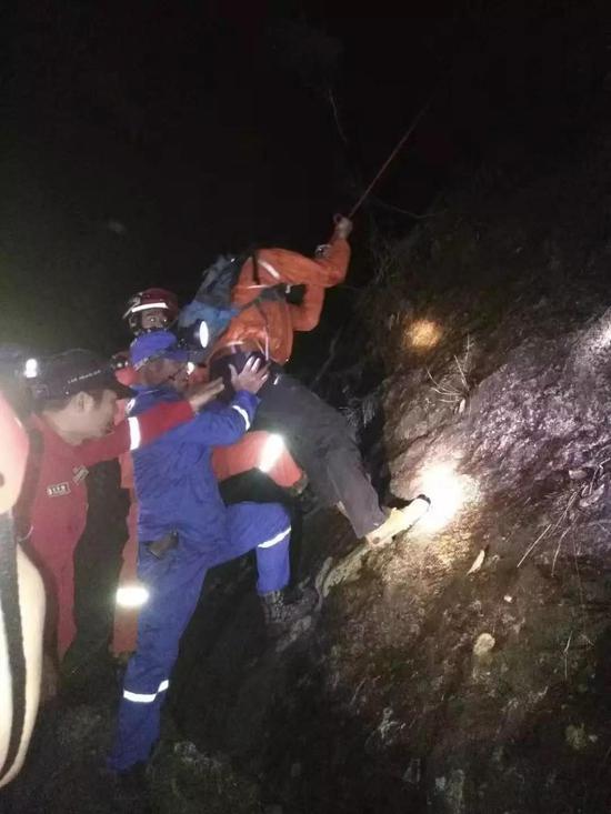 12名“驴友”受困雁荡山,警民彻夜搜救 乐清警方供图