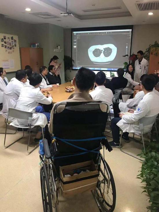 郑亮在听医生会诊自己的病情 摄影 记者 金晶