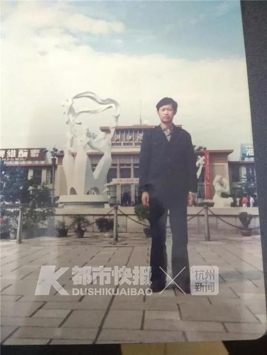 30年前,老吴在武林广场留影。