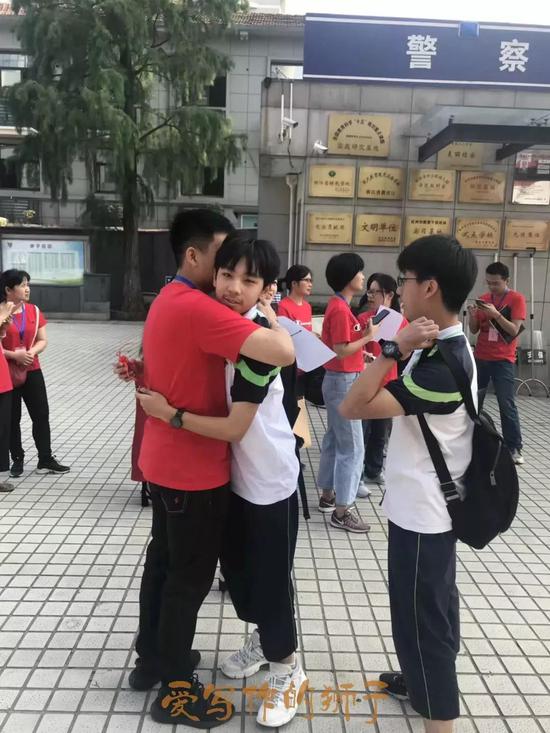 八点三十分,考生进场开考,两位妈妈站在马路对面继续等。
