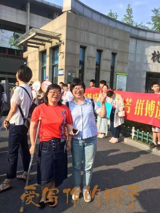让我们一起向这些辛苦付出的老师致敬!