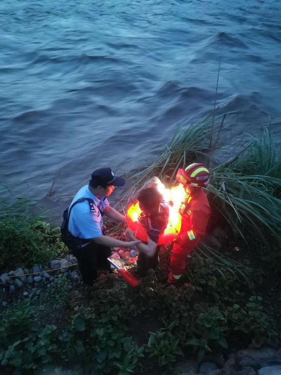 一夜暴雨溪水猛涨 浙江松阳公安消防联手解救3名被困村民 胡昌清 徐晓鸽 摄