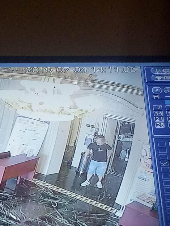 毛先生称此人猥亵了自己的女儿 对方提供