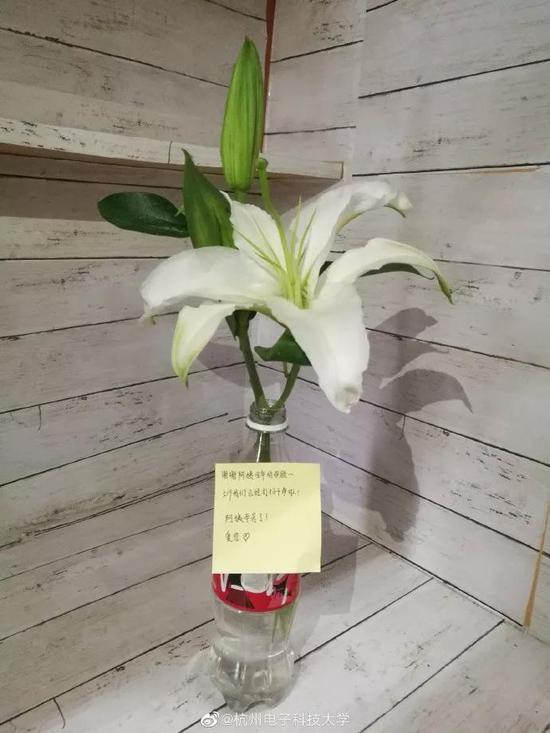 两位女生留下的花和纸条 学校供图