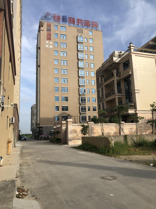 带有女童租客曾入住的汕头陇田镇某酒店。澎湃新闻记者 王选辉 图
