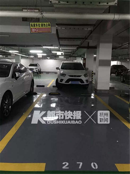 路虎车不在车位内
