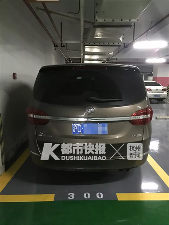 别克车被挪到了另外的车位上