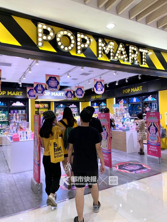 泡泡玛特官方店进出的大多是年轻人 摄影 | 万禺