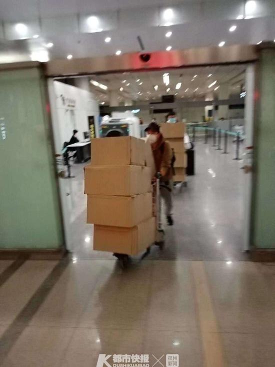浙江省中国旅行社领队们从缅甸买了1000盒口罩已于1月27日凌晨运抵杭州
