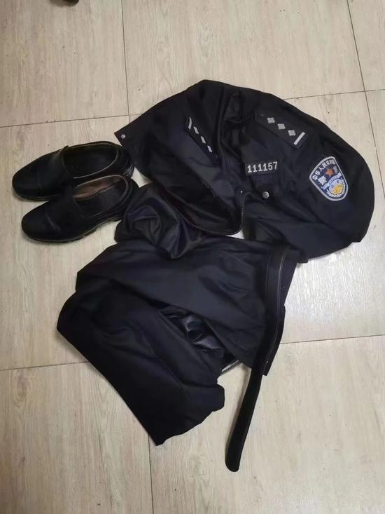 穆长春的警服已经湿透