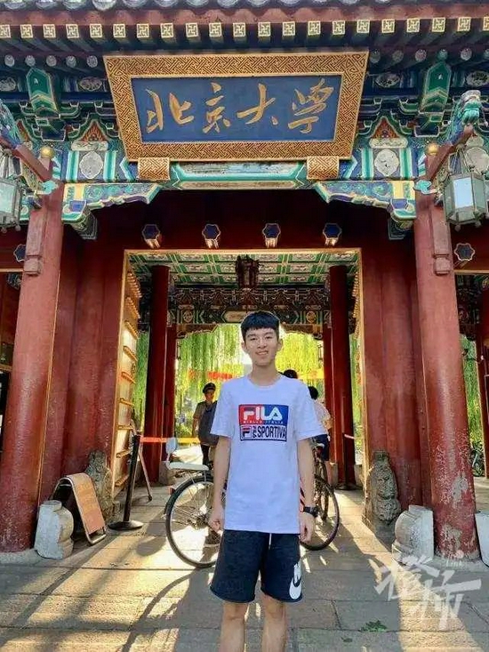 冯一擎在北大校门口