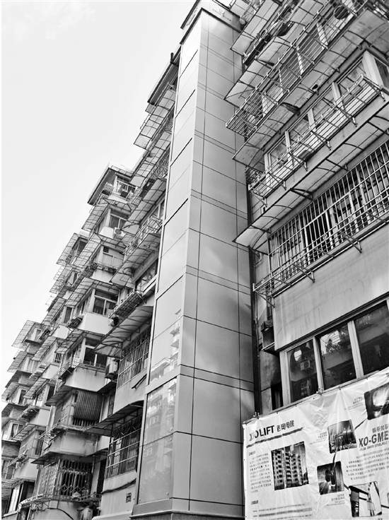 杭州某老小区里,成功加装电梯(本报资料照片)