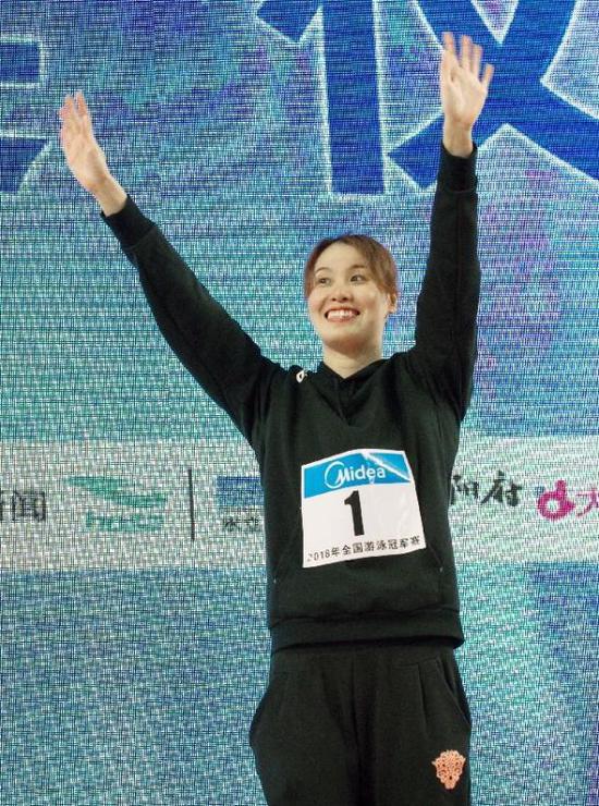 4月15日,傅园慧获得全国游泳冠军赛女子50米仰泳冠军。 新华社记者 曹阳 摄