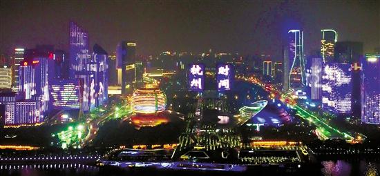 9月2日晚,在第19届亚运会的举办城市杭州,钱塘江边上演了一场精彩的灯光秀,迎接亚运会进入“杭州时间”。 浙江在线记者 钱璐斌 周旭辉 摄
