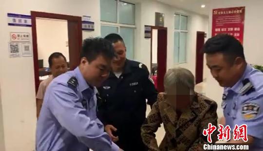 老人几天后被找到。安吉公安提供