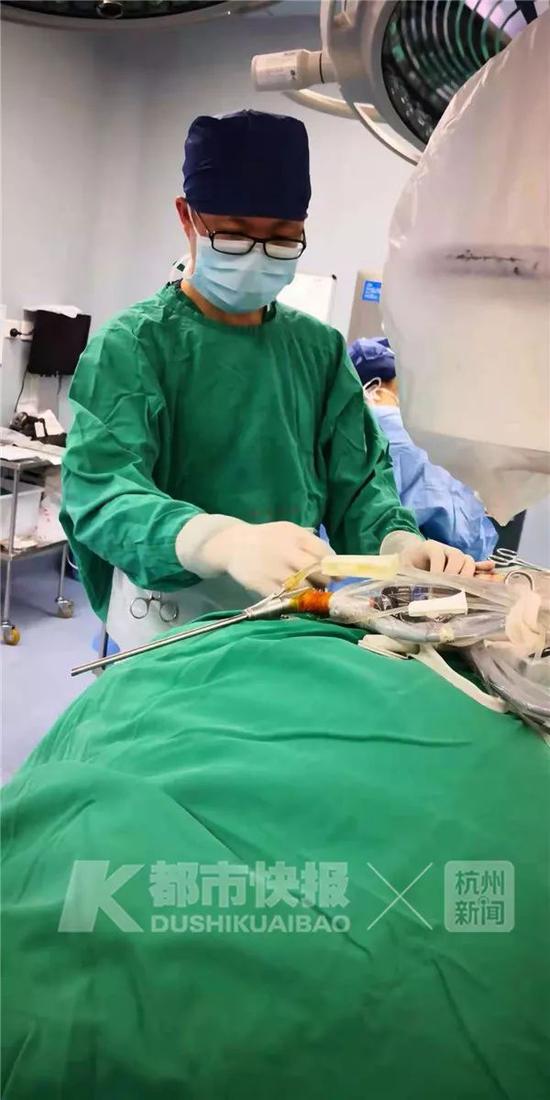 (李顺医生为小姚做手术)