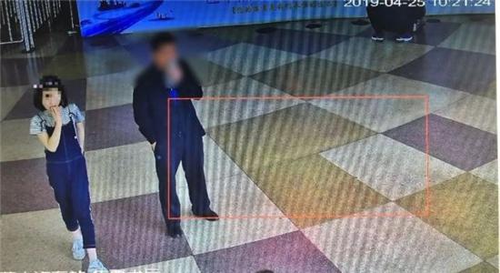 △派出所调取的监控画面:诗雨出现在汽车站售票大厅