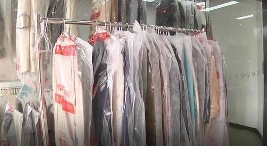 杭州女子把价值两万的羽绒服拿去干洗店 结果
