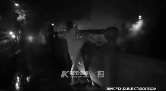 “别激动,把刀先放下,有什么事和我们说,好不好?”民警高声喊道。
