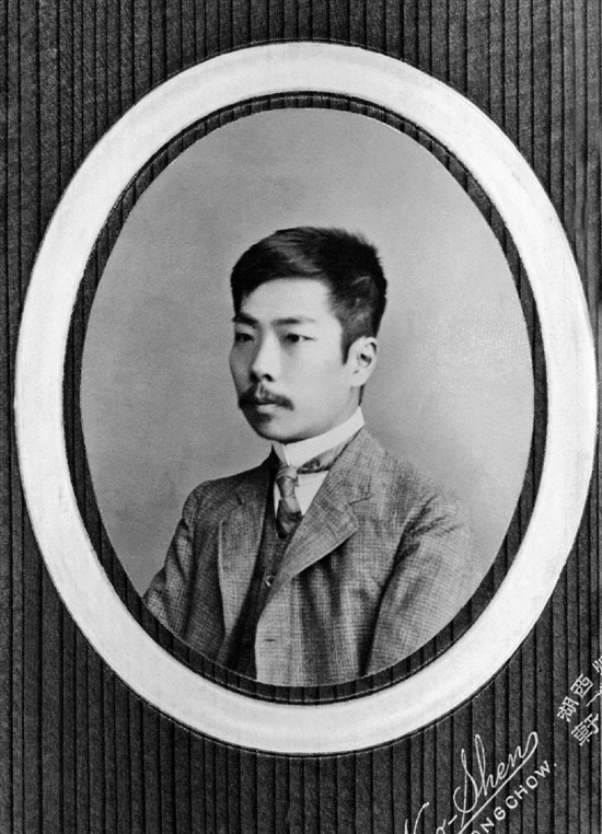 将走的前几天,他叫我到他家里去,交给我一张照相,后面写着两个字道:“惜别”,还说希望将我的也送他。但我这时适值没有照相了;他便叮嘱我将来照了寄给他,并且时时通信告诉他此后的状况。
我离开仙台之后,就多年没有照过相,又因为状况也无聊,说起来无非使他失望,便连信也怕敢写了。经过的年月一多,话更无从说起,所以虽然有时想写信,却又难以下笔,这样的一直到现在,竟没有寄过一封信和一张照片。从他那一面看起来,是一去之后,杳无消息了。
——鲁迅《藤野先生》