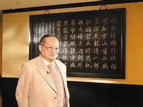 至于和金庸做朋友的徐志摩之子,是张幼仪所生,1918年出生,比金庸大7岁。