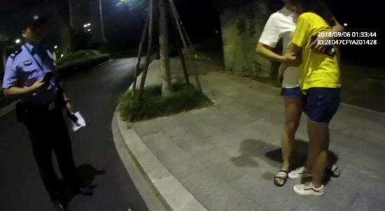 (图:民警和项女士找到了路边的沈芳)