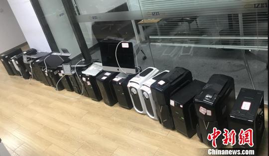 图为:警方缴获的赃物。台州温岭警方供图