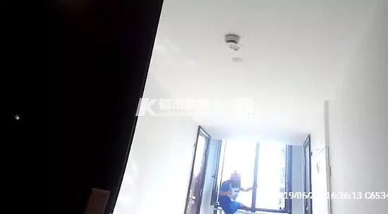 女子情绪非常激动,哭着向民警诉说。