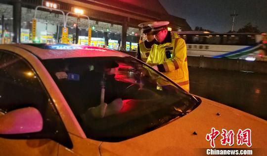 春节期间,浙江省公安厅高速交警总队杭州支队二大队民警正在执勤。警方供图